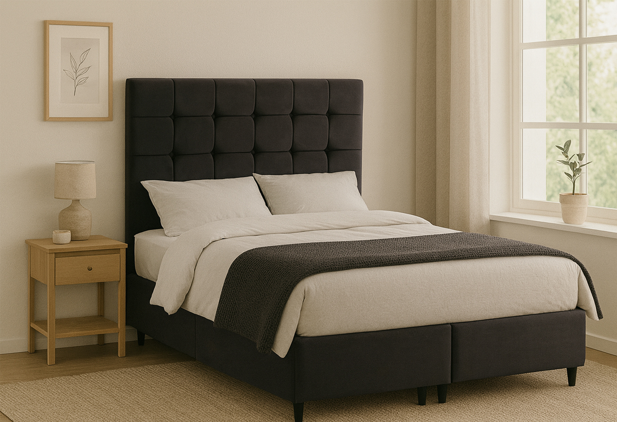 Απεικονίζεται το κρεβάτι σε ένα υπνοδωμάτιο.